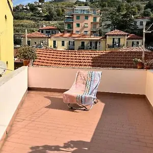 cheerful-bedroom-in-a-cosy-art-house.hotelitalianriviera.com/